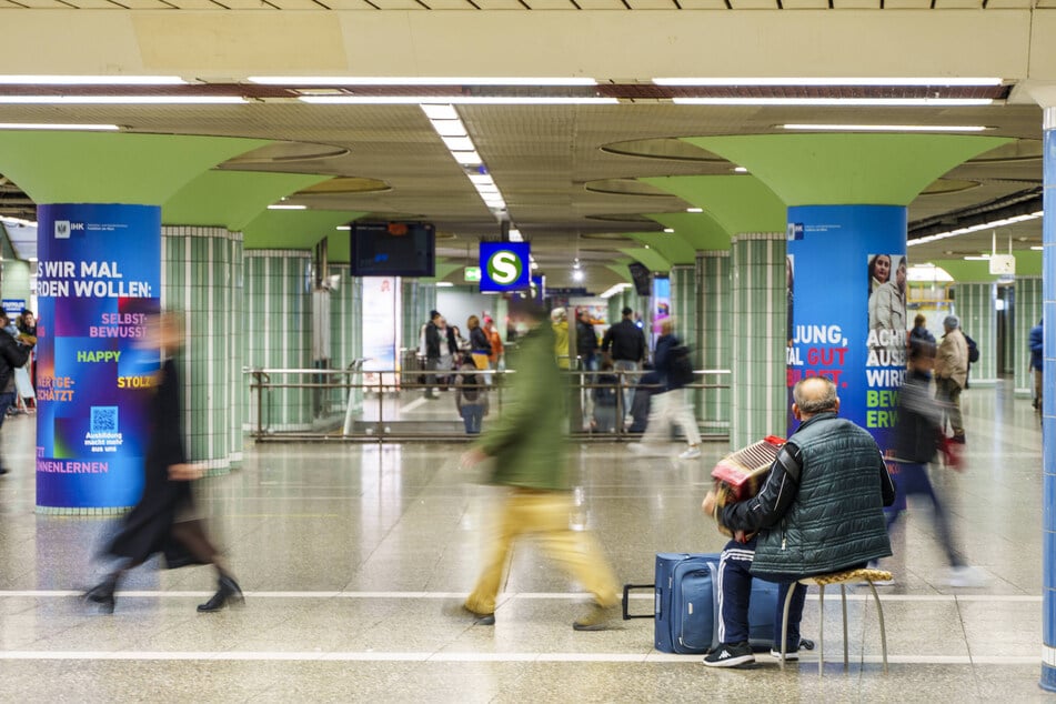 Frankfurt: Großalarm an beliebter Bahnstation: Verdächtiges Paket sorgt für Polizei-Großeinsatz