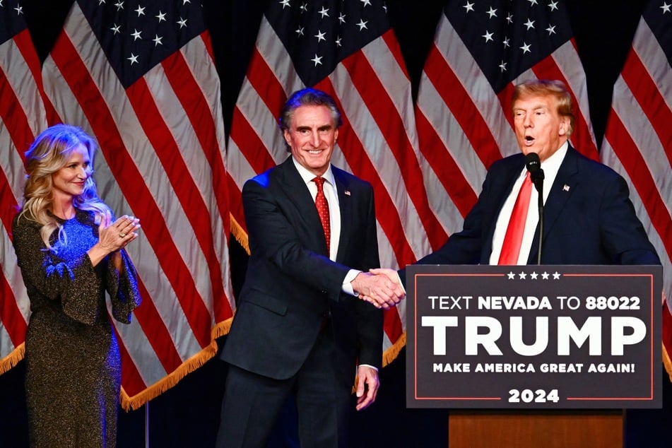 Republican presidential nominee Donald Trump (r.) has reportedly been considering North Dakota Governor Doug Burgum as his potential pick for a running mate.