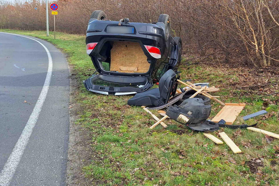 Opel kommt von der Straße ab und landet auf Dach: Fahrer (73) schwer verletzt