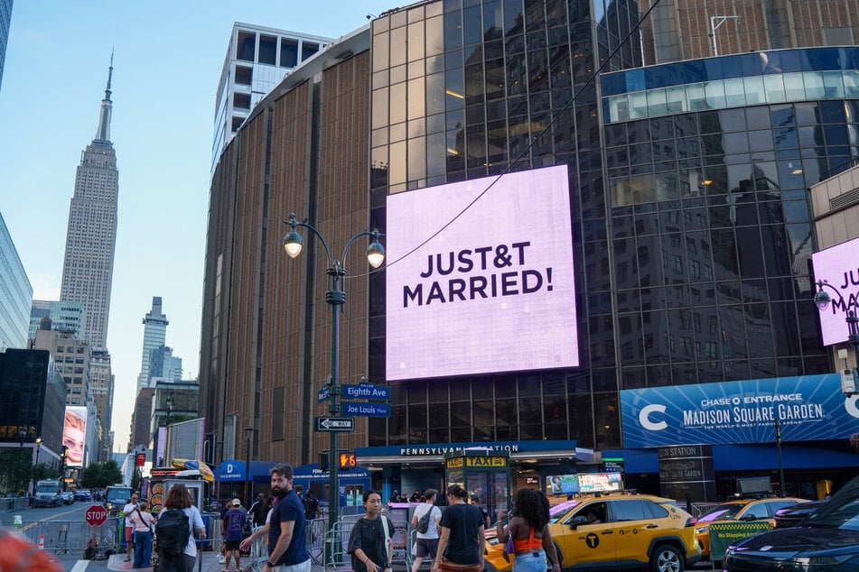 Am Madison Square Garden verkündeten mehrere Leuchttafeln das Jawort.
