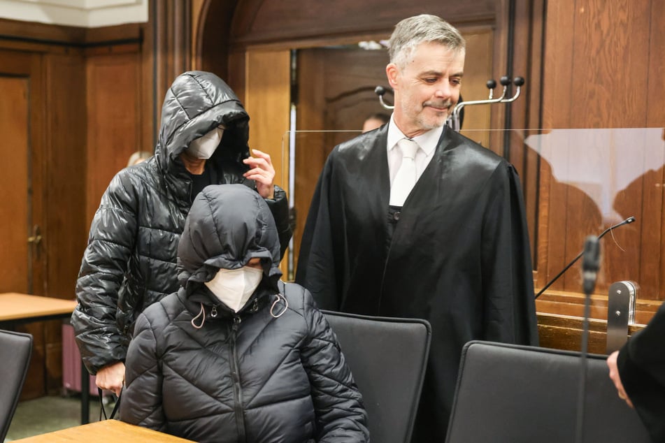 Die beiden Lehrerinnen verhüllten sich vor Gericht mit tief ins Gesicht gezogenen Kapuzen und Schutzmasken.