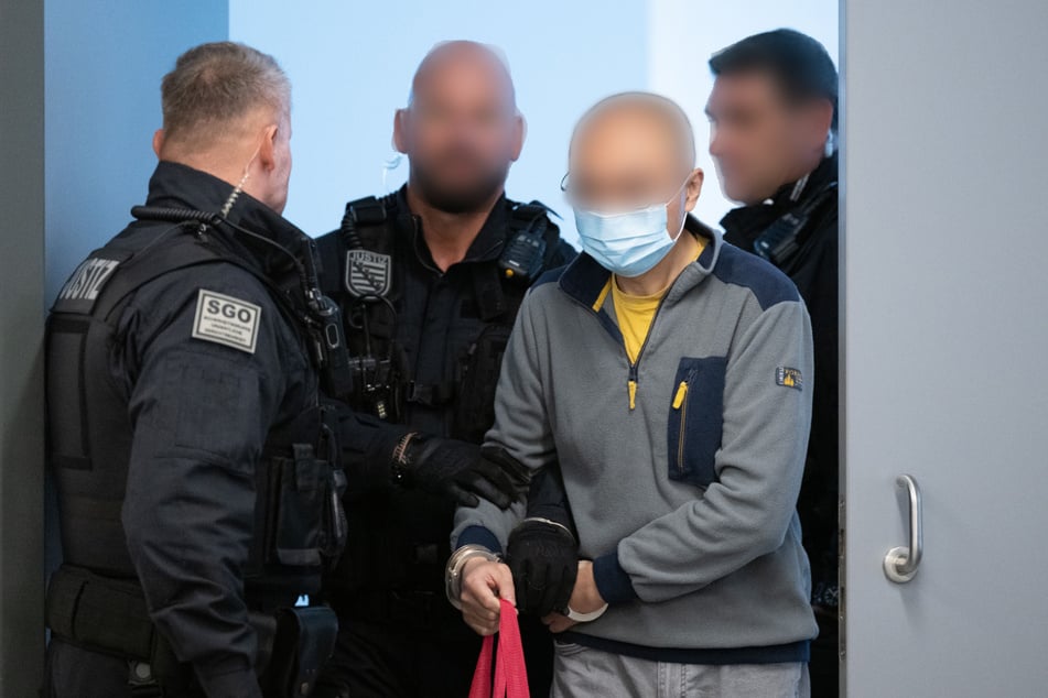 China-Spitzel Jian G. (44) betrat den Verhandlungssaal mit Corona-Maske und dm-Beutel.