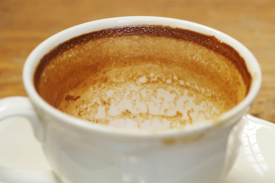 Kaffeeränder und Verfärbungen lassen das weiße Porzellan ranzig aussehen. Salz, Natron oder Ammoniak lösen die verkrusteten Kaffeeflecken wieder.