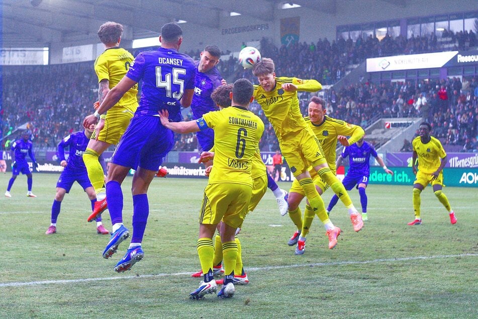 Bei Standards und anschließenden Strafraumszenen müssen die Auer noch zielstrebiger werden als hier gegen Saarbrücken.