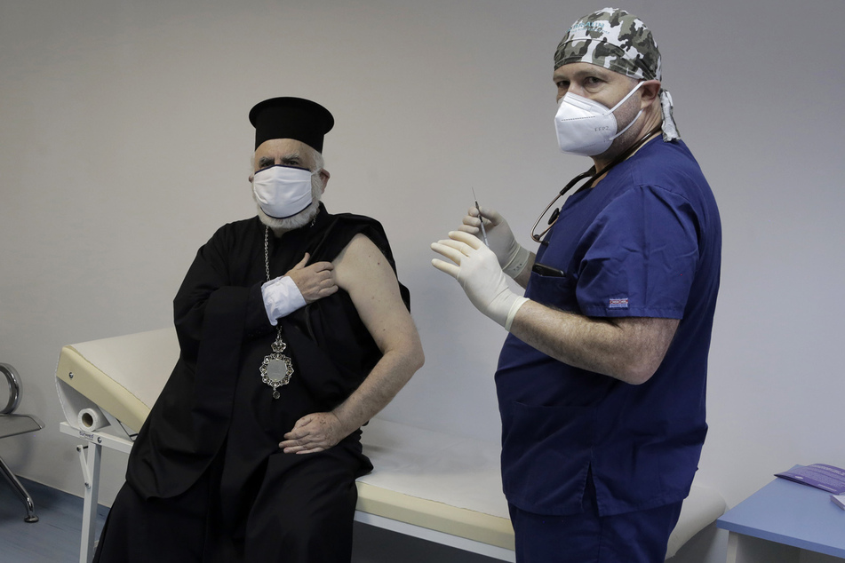 Ein Bischof wird im St. Anna Krankenhaus in Sofia gegen Corona geimpft.