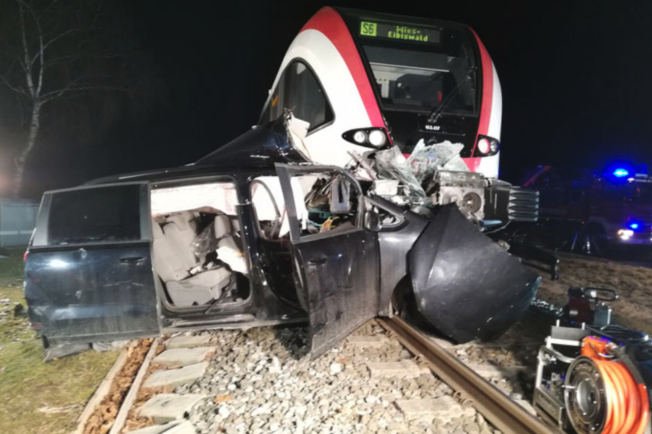 Seitlich im Frontalbereich wurde der Wagen vom Zug erfasst. Ein Auto-Insasse starb.