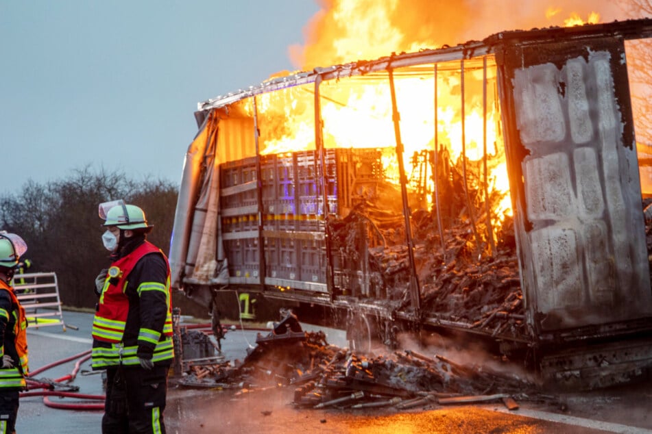 Unfall A5: Inferno auf der Autobahn: Lkw brennt komplett aus - kilometerlanger Stau