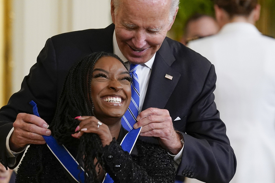 US-Präsident Joe Biden (79) verleiht Simone Biles (25) im Weißen Haus die höchste zivile Auszeichnung des Landes: die Presidential Medal of Freedom.