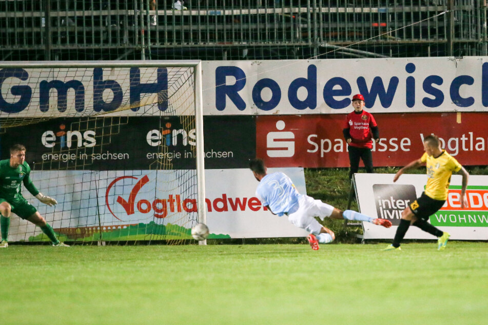So erzielte Marc-Philipp Zimmermann (r.) sein erstes Tor gegen CFC-Keeper Jakub Jakubov.