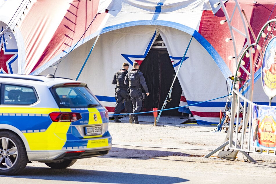 Die Polizei am Eingang zur Manege, in der sich der Unfall ereignete: Der Tod der Zirkusartistin Marina B. (†27) sorgte im September nicht nur in Sachsen für Aufsehen. (Archivfoto)