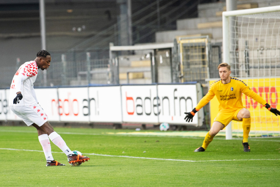 Sein dritter Streich: Jean-Philippe Mateta (l.) überwindet in dieser Szene SCF-Keeper Florian Müller und trifft zum 3:0 für Mainz.