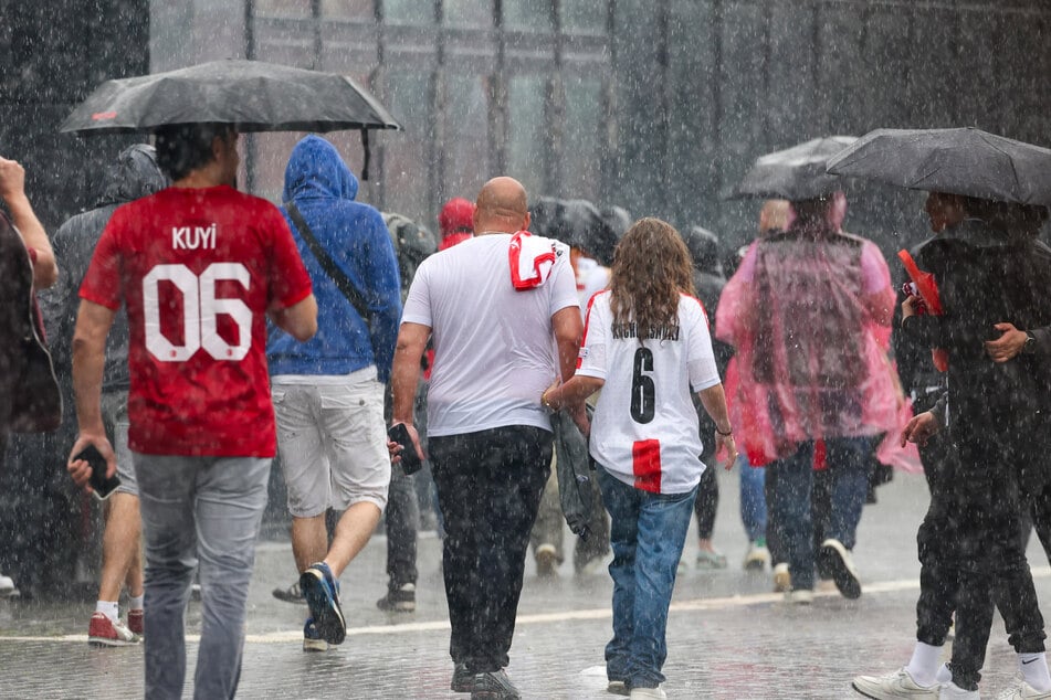Regen statt Sommermärchen: Fußballfans müssen bei der Heim-EM einiges durchmachen.