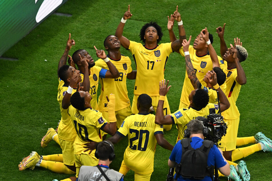 So bejubelte die Nationalmannschaft Ecuadors das per Elfmeter erzielte Führungstor gegen Katar.