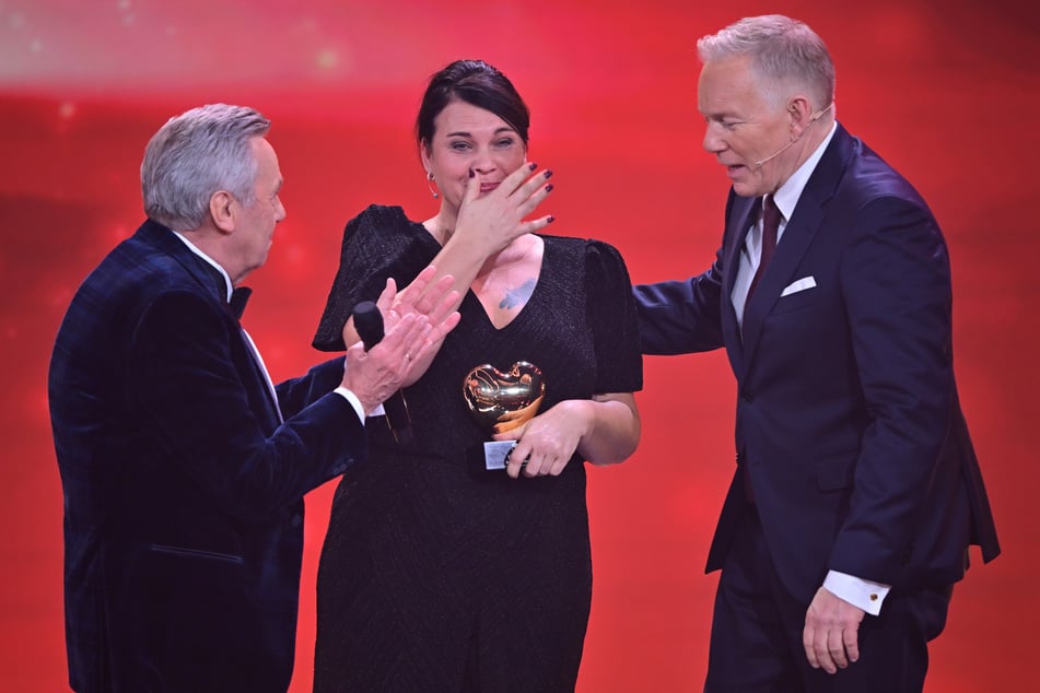 Damit nicht genug, kamen gleich noch so viele Spenden zusammen, dass die Arbeit des Vereins für das nächste Jahr gesichert ist. Klar, dass da die Freudentränen fließen.