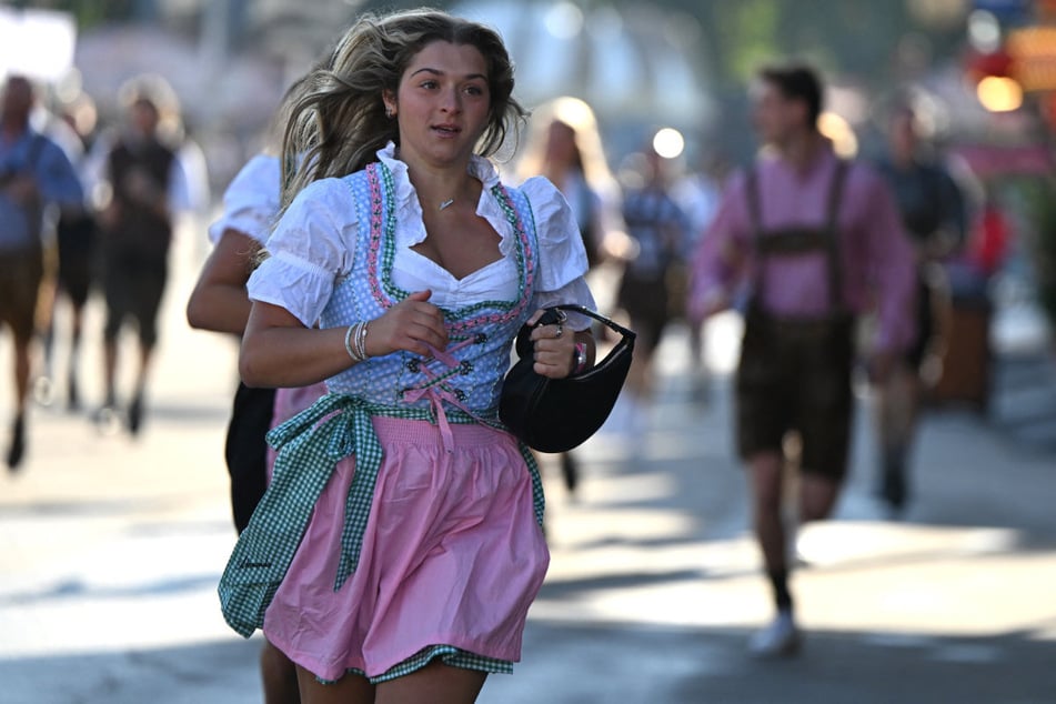 Schnell musste man sein. Hunderte Besucher stürmten ab 9 Uhr das Festgelände in München.