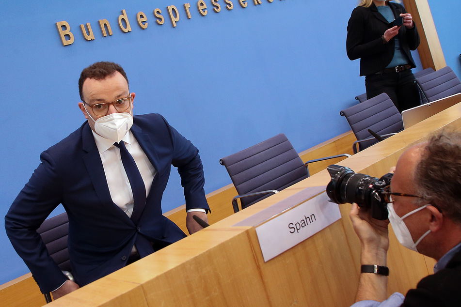 Jens Spahn (40, l, CDU), Bundesgesundheitsminister, hat den Initiatoren Internet-Aktion #allesdichtmachen ein Dialogangebot gemacht.