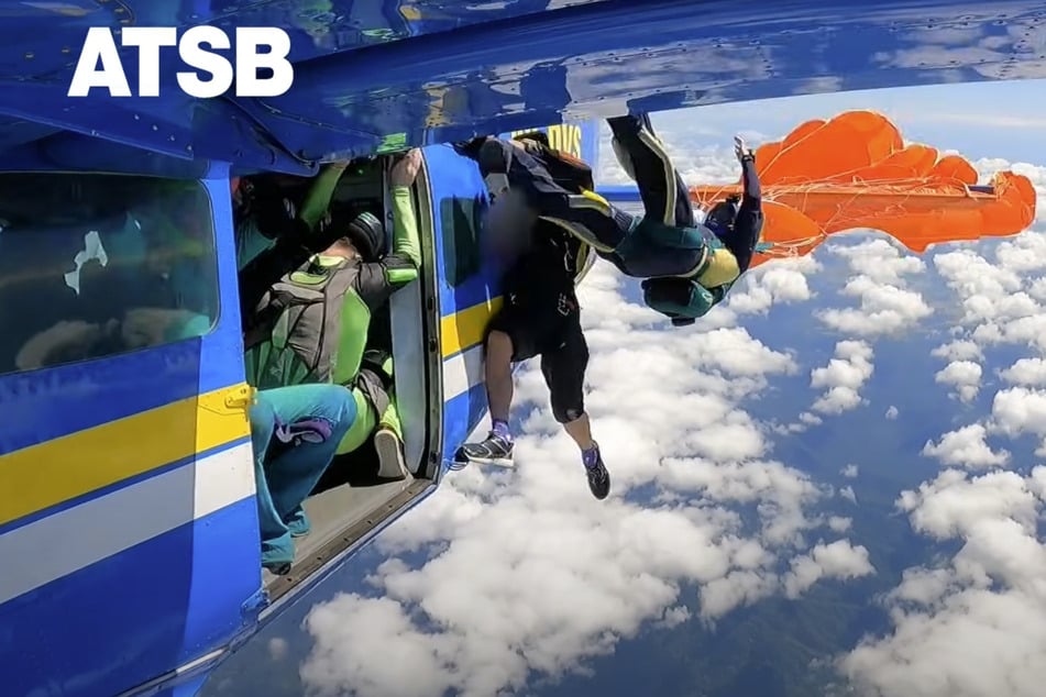 Der geöffnete Reserveschirm zog den Mann hinaus.