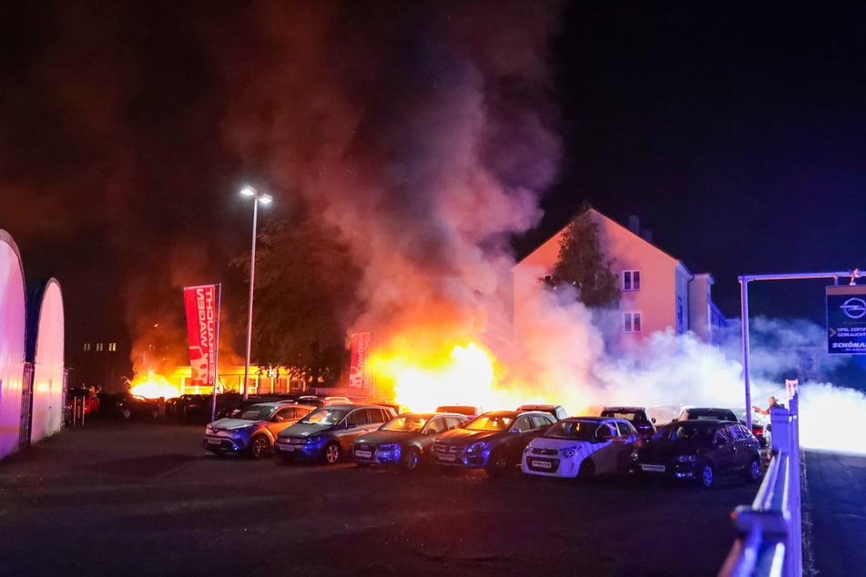 In Solingen sind am späten Freitagabend zwölf Autos auf dem Gelände eines Autohändlers ausgebrannt. Der Sachschaden wird auf etwa 400.000 Euro geschätzt.