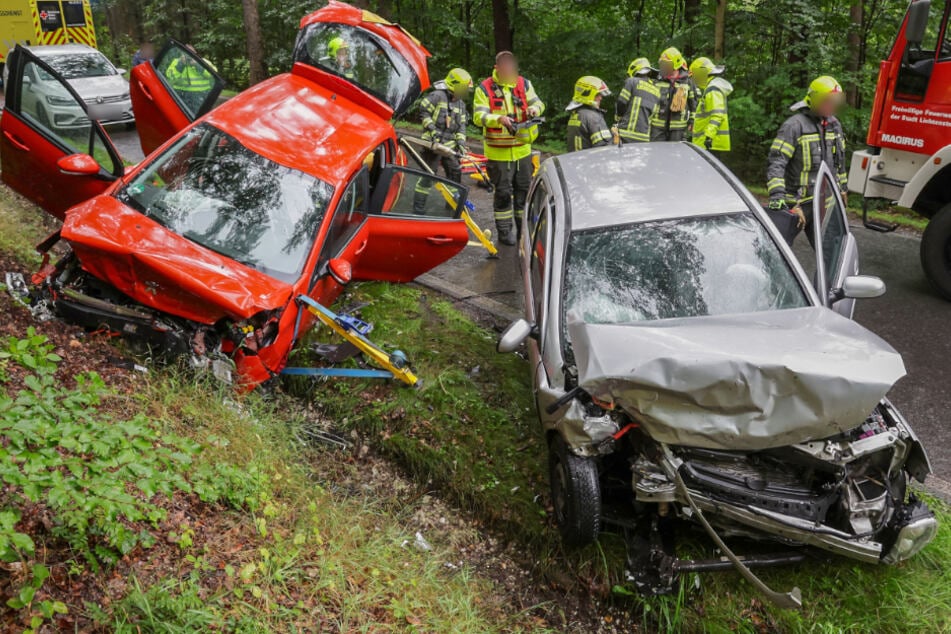 Schwerer Frontalcrash: Landstraße in Sachsen komplett gesperrt