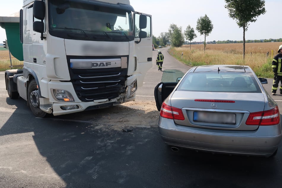 Zwei Verletzte bei Zusammenstoß zwischen Auto und Laster nahe Leipzig