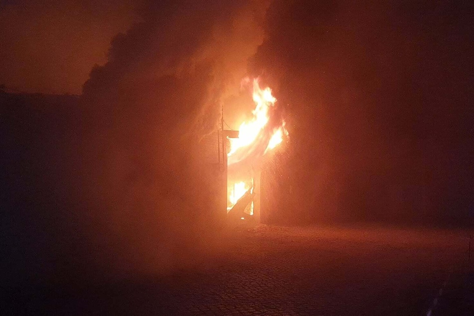 In Penig stand ein etwa 60 Meter langer Flachbau mit mehreren Garagen im Bereich einer Autolackiererei in Flammen.