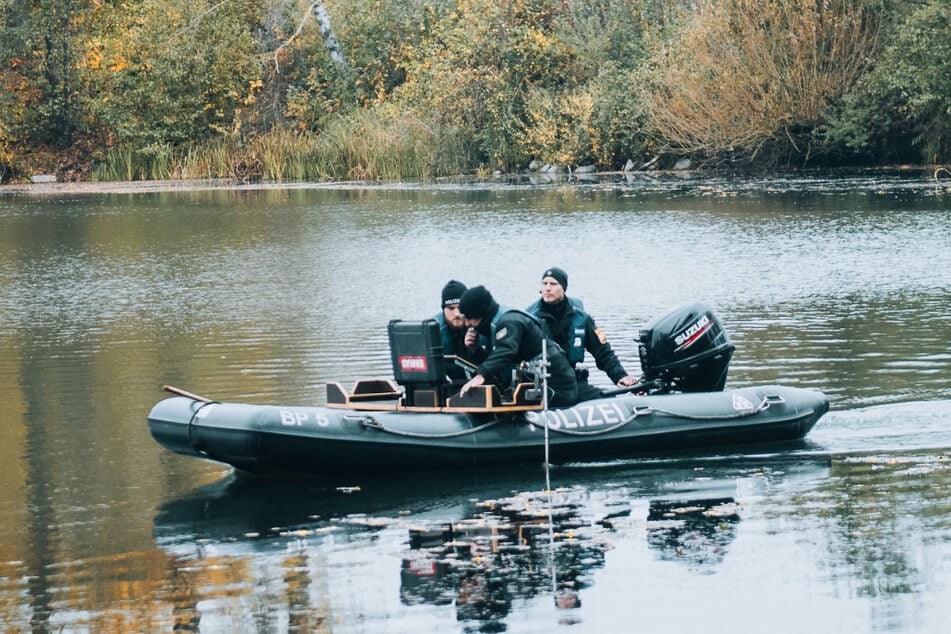 Spürhunde hatten im Bereich um den See angeschlagen. Nun sucht man intensiv nach der möglichen Leiche der Frau.