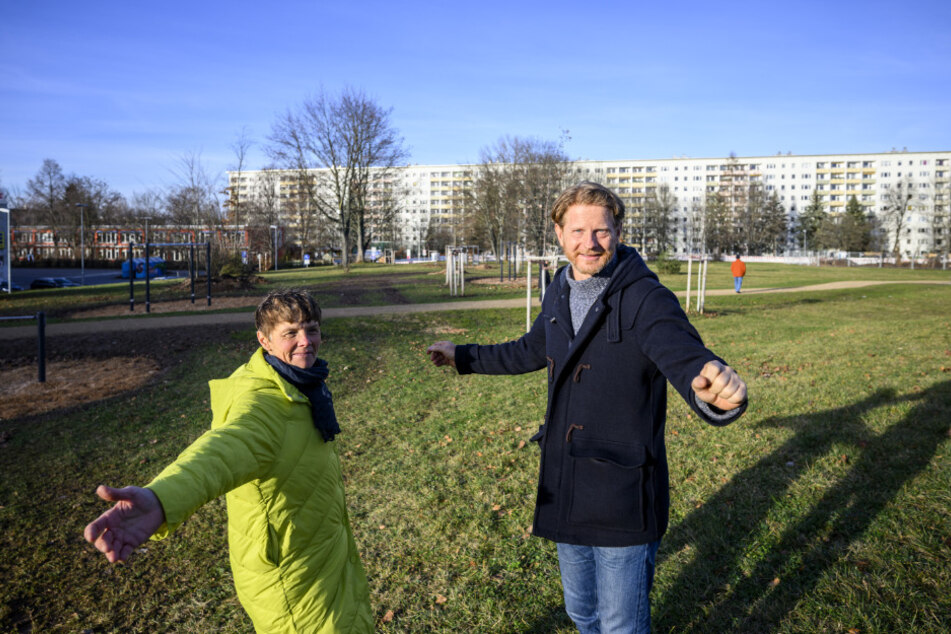 Jugendbeauftragte Ute Spindler (55, l.) und Baubürgermeister Michael Stötzer (51, Grüne) zeigen: Das ist der Gablenzer Bürgerpark.
