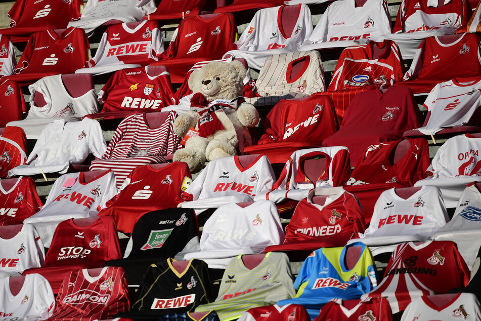 Weil der gigantische Frachter Ever Given eine Woche im Suezkanal feststeckte, wartet der 1. FC Köln noch immer auf seine neuen Sonder-Trikots. (Archivbild)