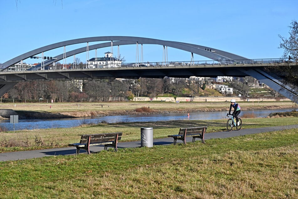 Lokalpolitiker fordern seit Jahren einen zweiten, parallelen Radweg entlang der Waldschlößchenbrücke.