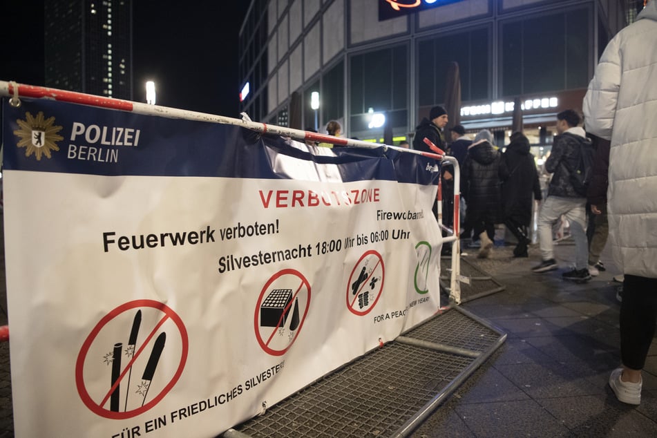 Verbotszonen gibt es bereits in vielen Städten. Jetzt spricht sich die Mehrheit der Deutschen für ein generelles Feuerwerksverbot zu Silvester aus.