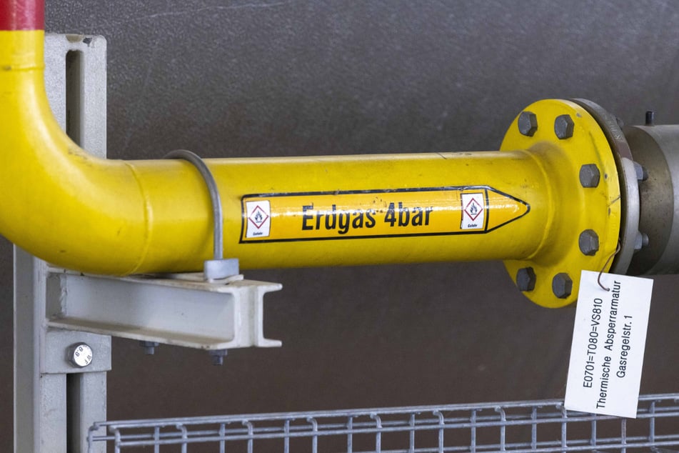 Noch durchziehen viele gelbe Erdgas-Rohre das Werksgelände.