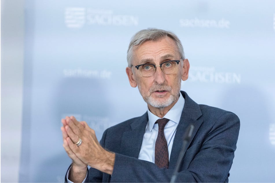 Linksextremismus wurde in Deutschland viel zu lange verharmlost, findet Sachsens Innenminister Armin Schuster (64, CDU).