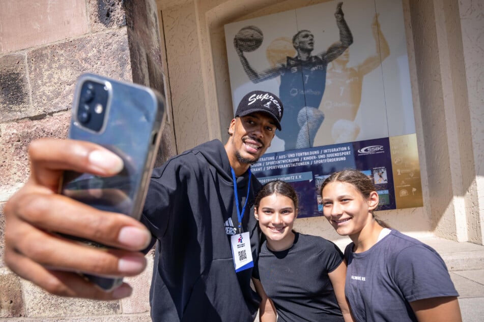 Niners-Star Kevin Yebo (29) machte mit den Fans gleich ein paar Selfies vor der Basketball-Tafel.