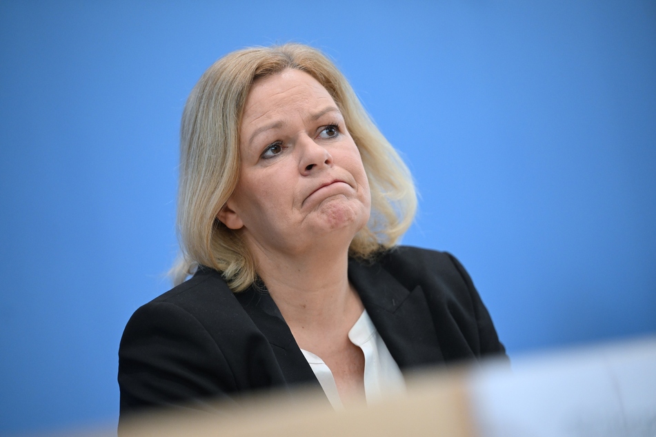 Angesichts der Zahlen aus der neuen Kriminalstatistik wirf Wagenknecht Innenministerin Nancy Faeser eine "desaströse Bilanz" vor.