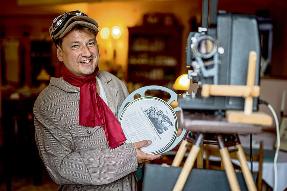 Frank Janosch (41) präsentiert bei einer Vorführung den Film in der Dose.