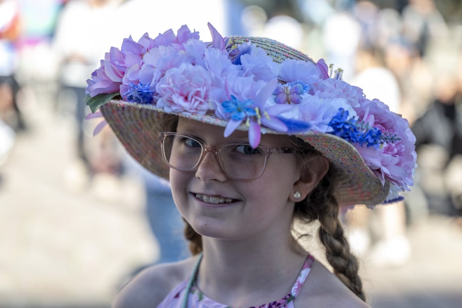 Amy (9) präsentierte stolz ihren selbst gestalteten Hut.
