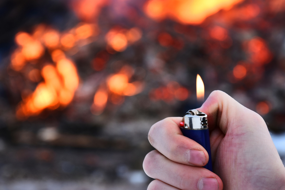 Nach mehreren Bränden wird gegen vier Jugendliche wegen Brandstiftung ermittelt. (Symbolbild)