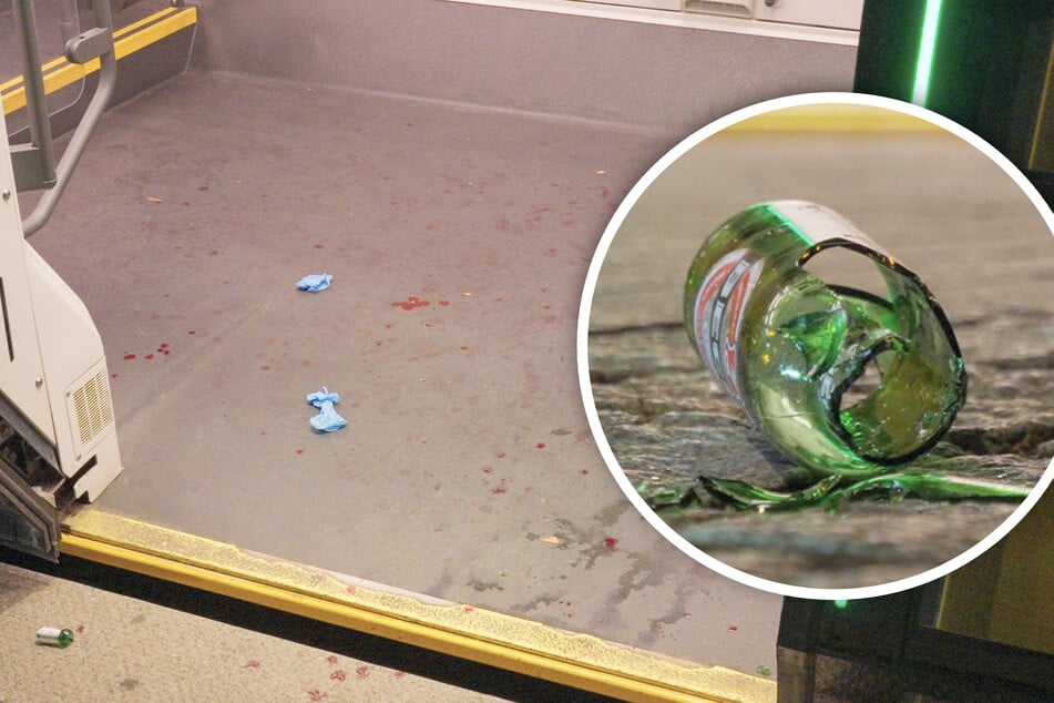 Ein Flaschenhals liegt direkt vor dem Eingang der Straßenbahn, der Rest der Bierflasche unweit entfernt, der Boden ist blutverschmiert.