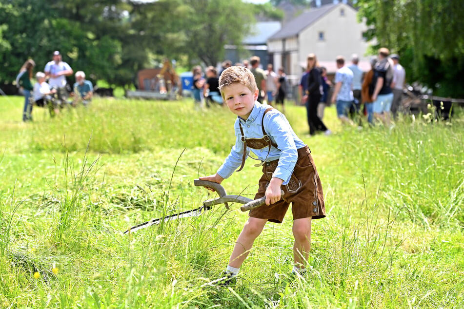 Beim 1. Kaufunger Sensenwettbewerb zeigte Till, was er kann.