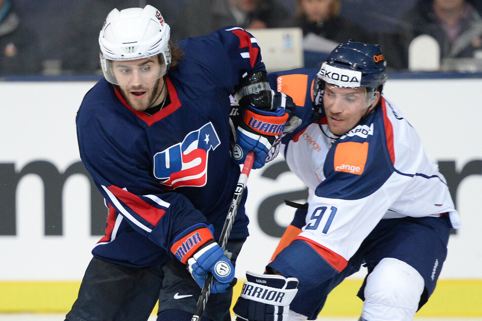 Eishockey-Star Nick Bailen (32, l.) gewann mit dem Team USA beim Deutschland-Cup 2013 den Titel.