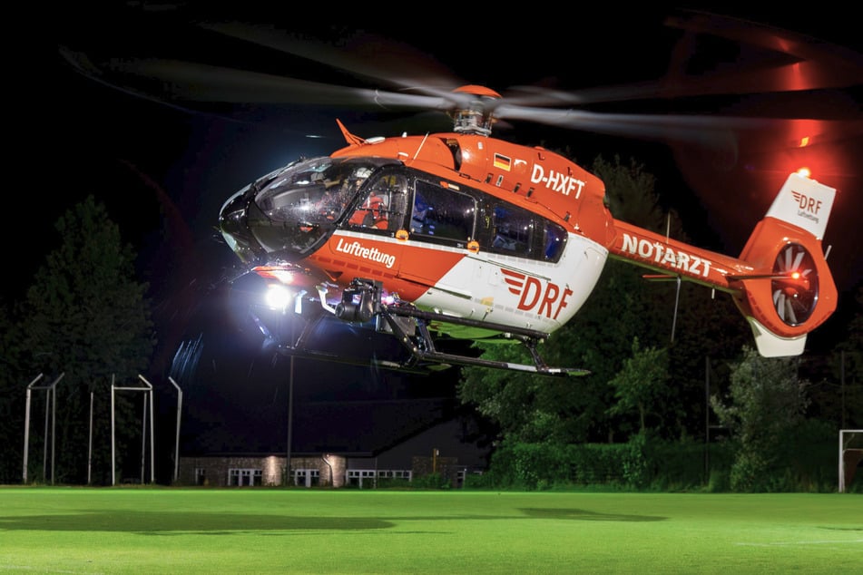 Der Rettungshubschrauber landete unter Flutlicht im Knud-Redlefsen-Stadion.