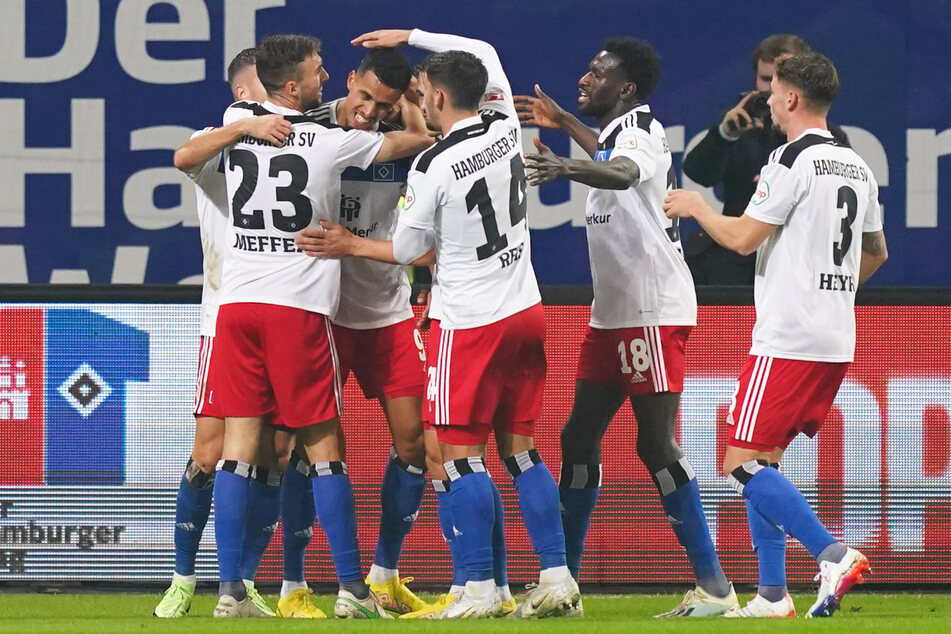 HSV-Stürmer Robert Glatzel (3.v.l.) lässt sich nach seinem Führungstreffer gegen den FCK von seinen Teamkollegen feiern.