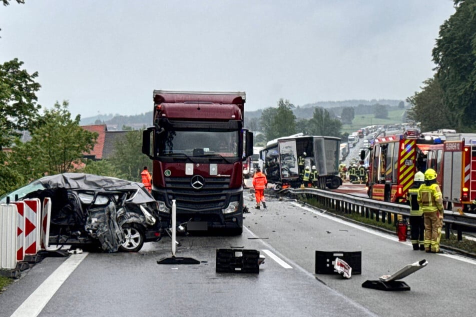 Zahlreiche Rettungskräfte waren an der Unfallstelle im Einsatz.