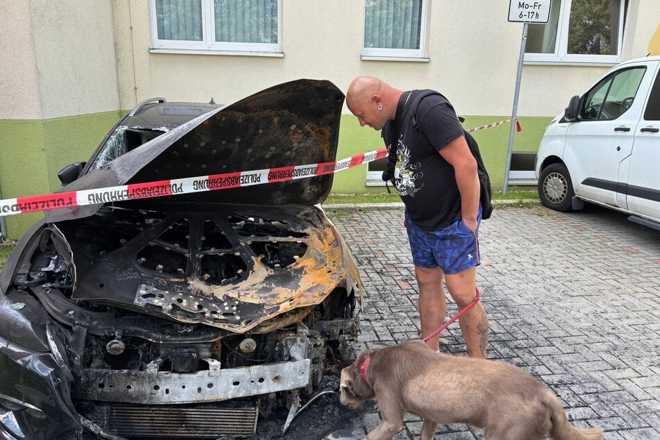 Fürchtet sich vor einem Tuning-Hasser: David Lieback (37, mit Hund Buddy, 5) am ausgebrannten Mazda.