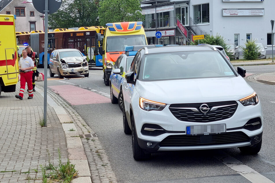 In Chemnitz sind auf der Limbacher Straße zwei Opel zusammen geknallt.