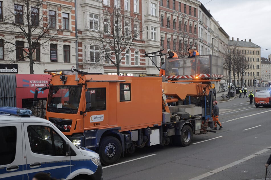 Eine Frau wurde durch die herabsschnellende Oberleitung getroffen und verletzt.