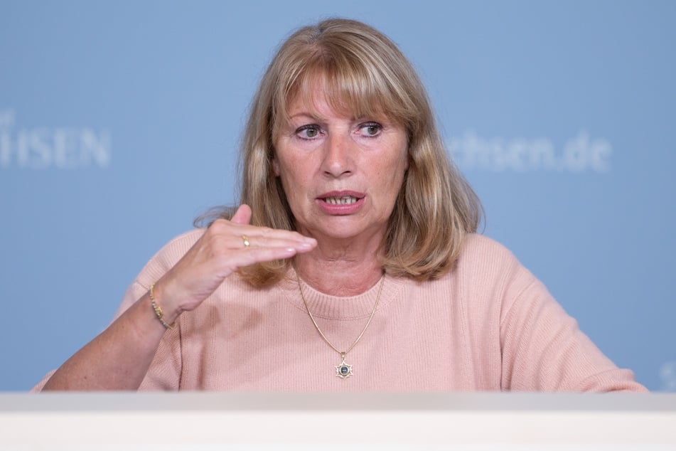 In langsamen Schritten gibt es Lockerungen bei den sächsischen Corona-Regeln. Sozialministerin Petra Köpping (63, SPD) warnt trotzdem, dass wegen Omikron weiterhin Vorsicht geboten ist.