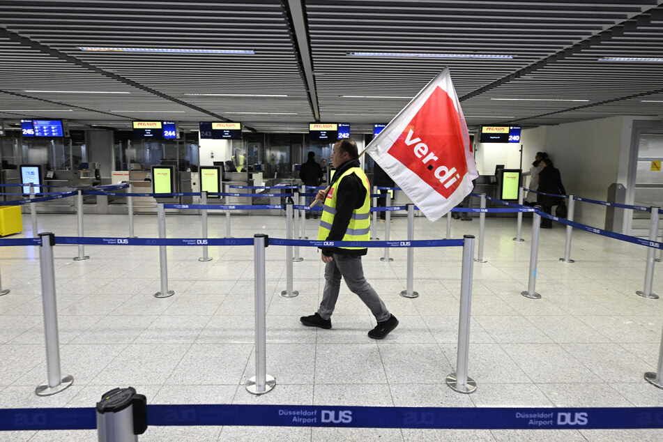 Beschäftigte der Abfertigung des Düsseldorfer Flughafens streiken seit heute Morgen für bessere Löhne.