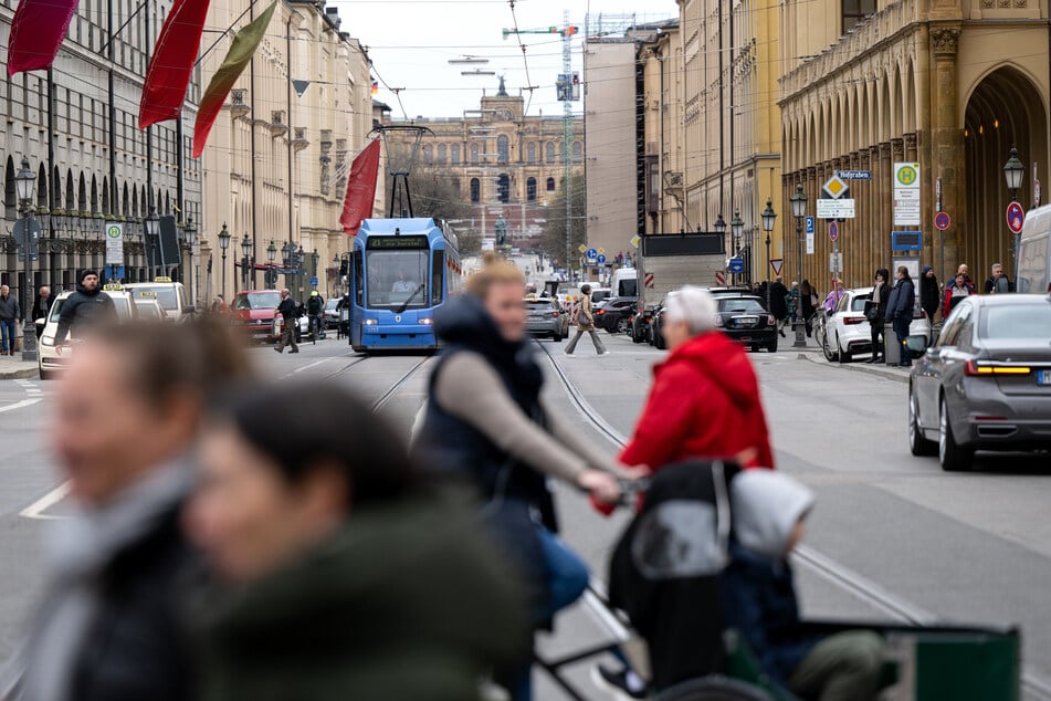 Uhrendiebe reißen einem Cabriolet-Fahrer beim Parken am helllichten Tag die Uhr vom Handgelenk. Raubüberfälle wie diesen gibt es in München vermehrt. Die Polizei spricht von Banden.