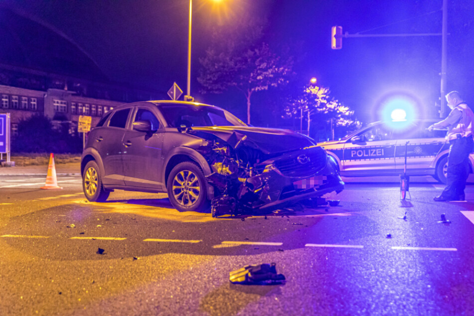 Die Polizei ermittelt am Unfallort.